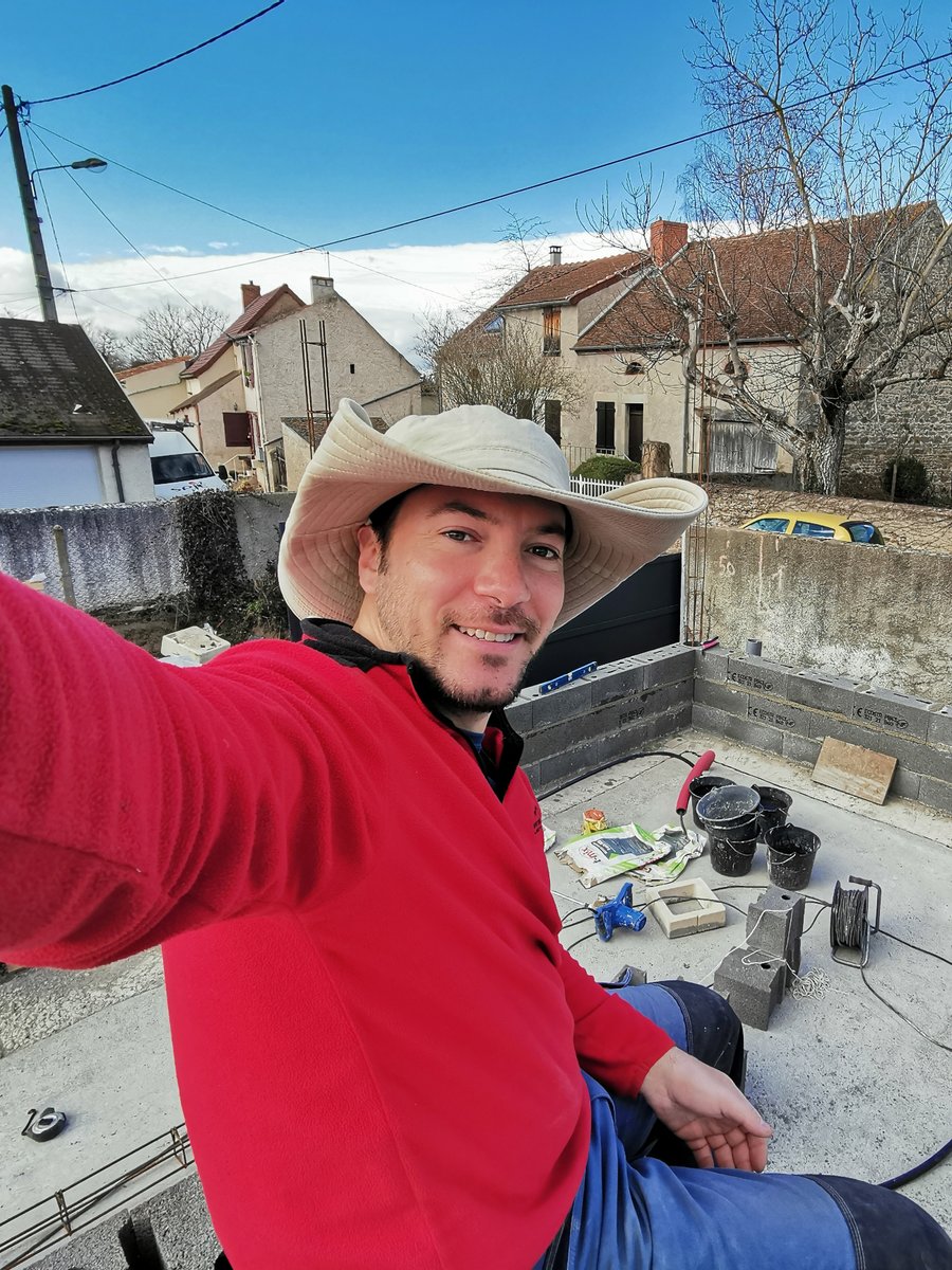 David Salvan en una obra de albañilería, levantando muros de bloques