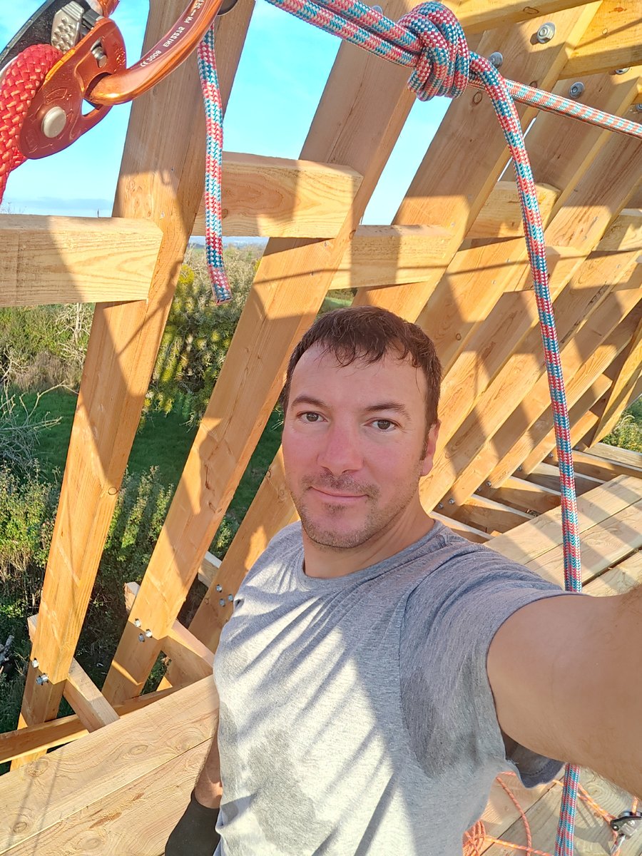 David Salvan encordado en la estructura de su casa bioclimática en A-frame