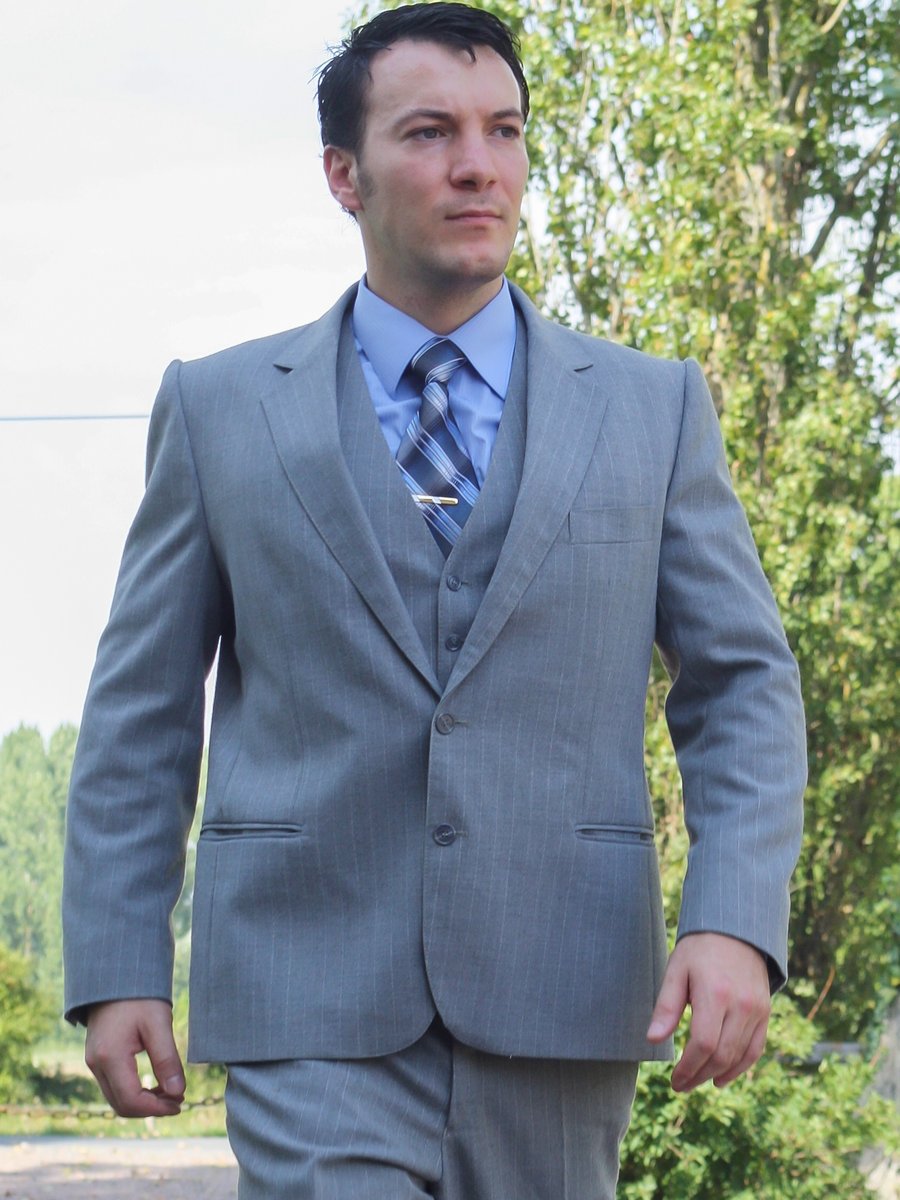 David Salvan con traje de tres piezas