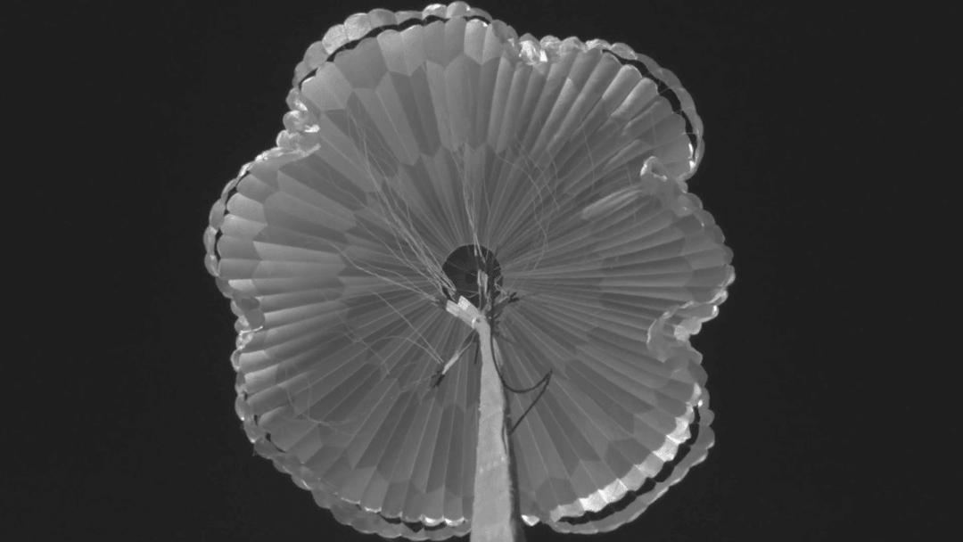 Parachute de Perseverance pendant un essai ASPIRE. La campagne a placé le système dans des conditions de Mach et de pression pertinentes pour Mars.