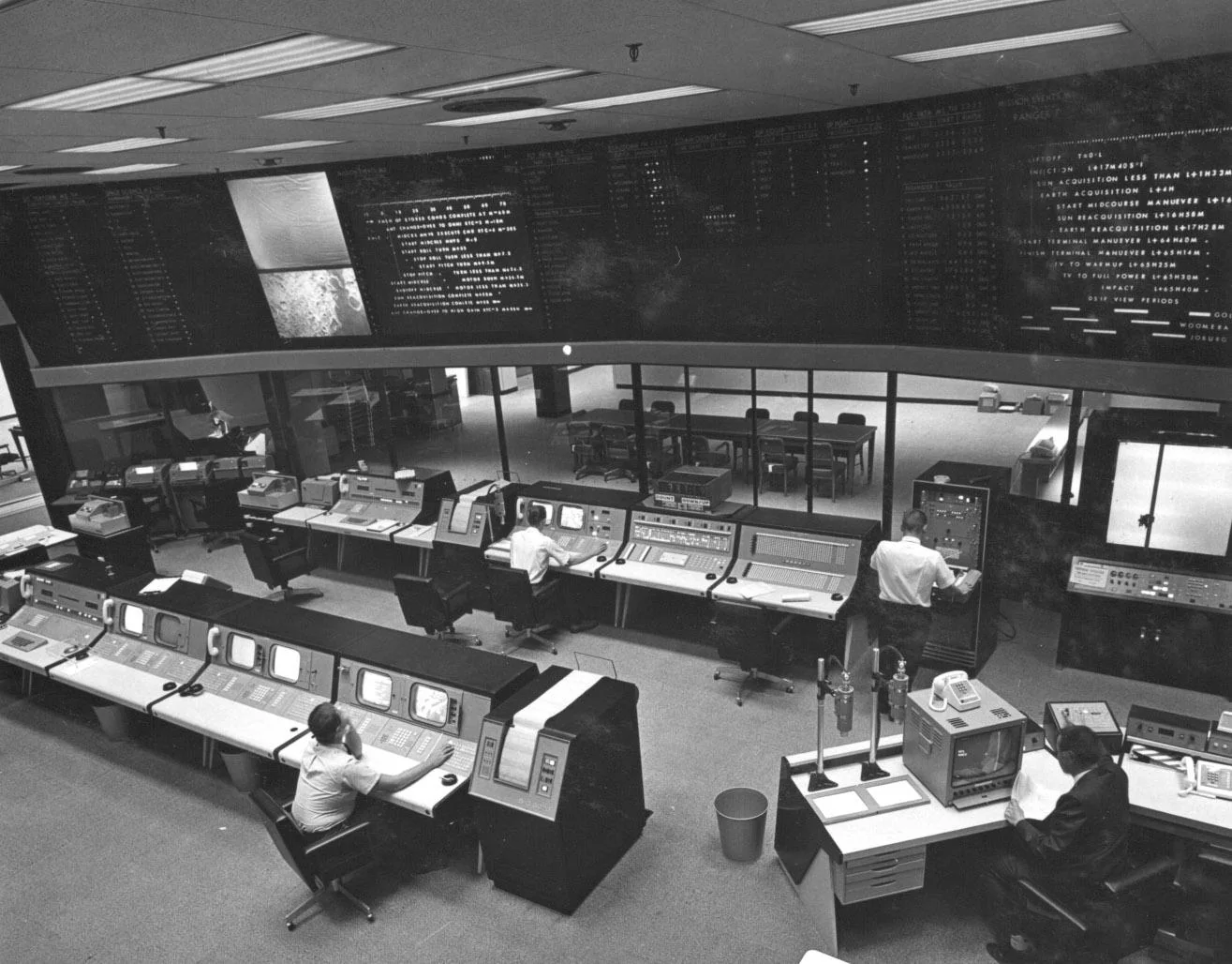 Mission Control au JPL en mai 1964, dans le Space Flight Operations Facility nouvellement dédié. Archive NASA/JPL-Caltech, PIA21120.