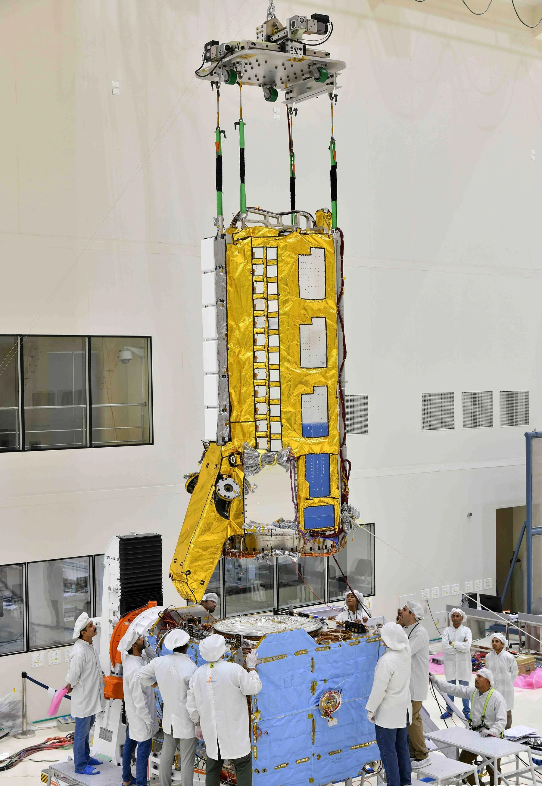 Intégration du payload radar NISAR au bus spatial à Bengaluru en juin 2023, coopération NASA/JPL–ISRO. Archive VDOS-URSC / JPL.