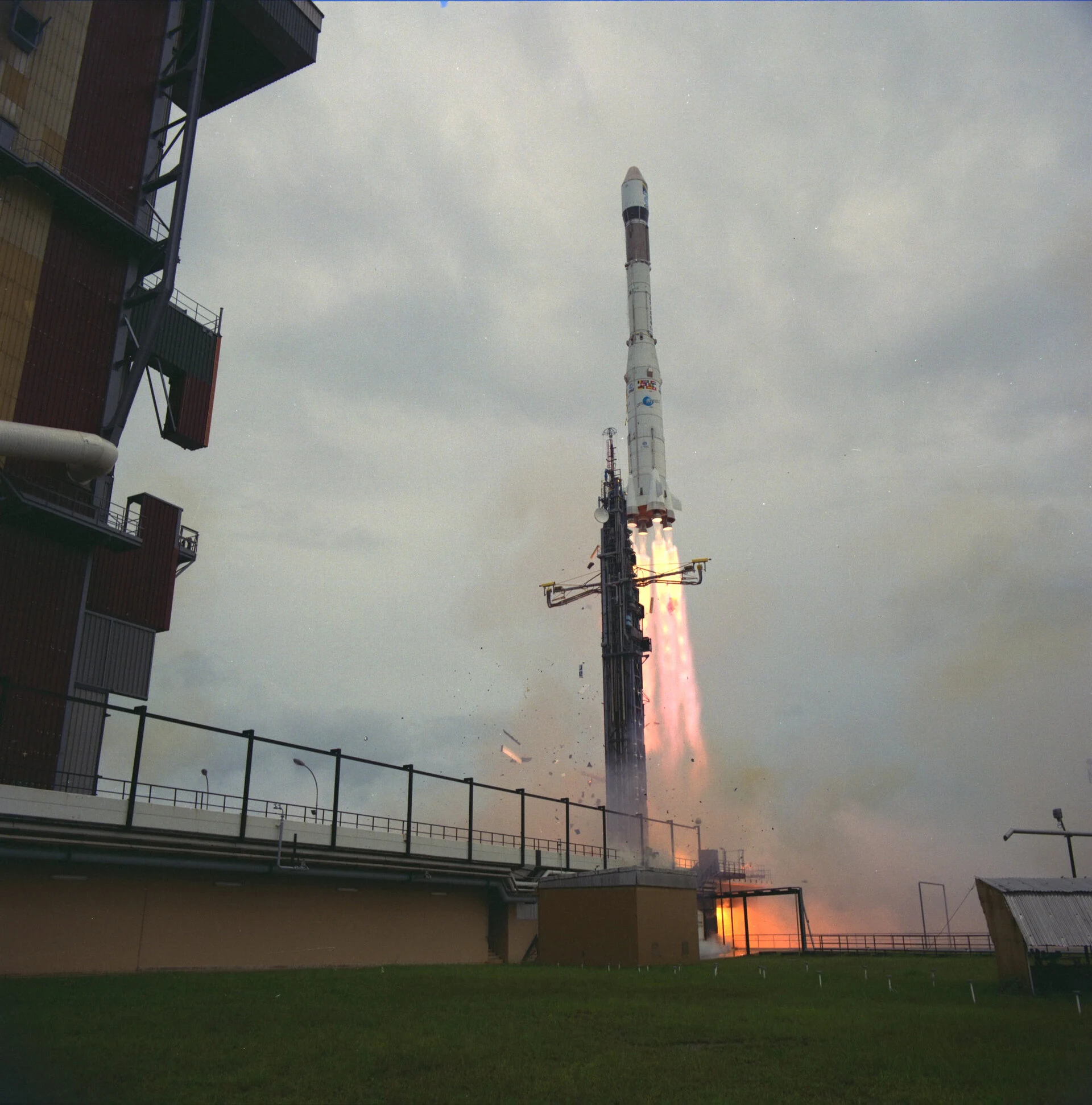 Lancement d’Ariane 1 lors du vol V14 emportant la sonde Giotto en 1985.
