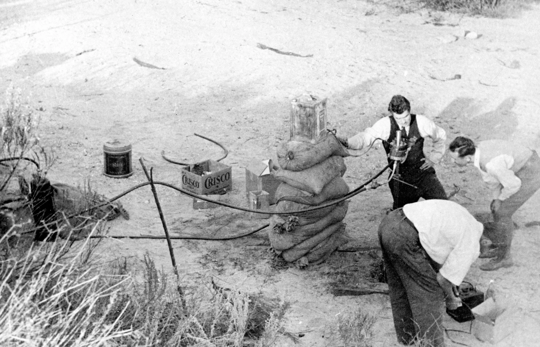 Essai de moteur-fusée dans l’Arroyo Seco, aux origines du futur Jet Propulsion Laboratory.