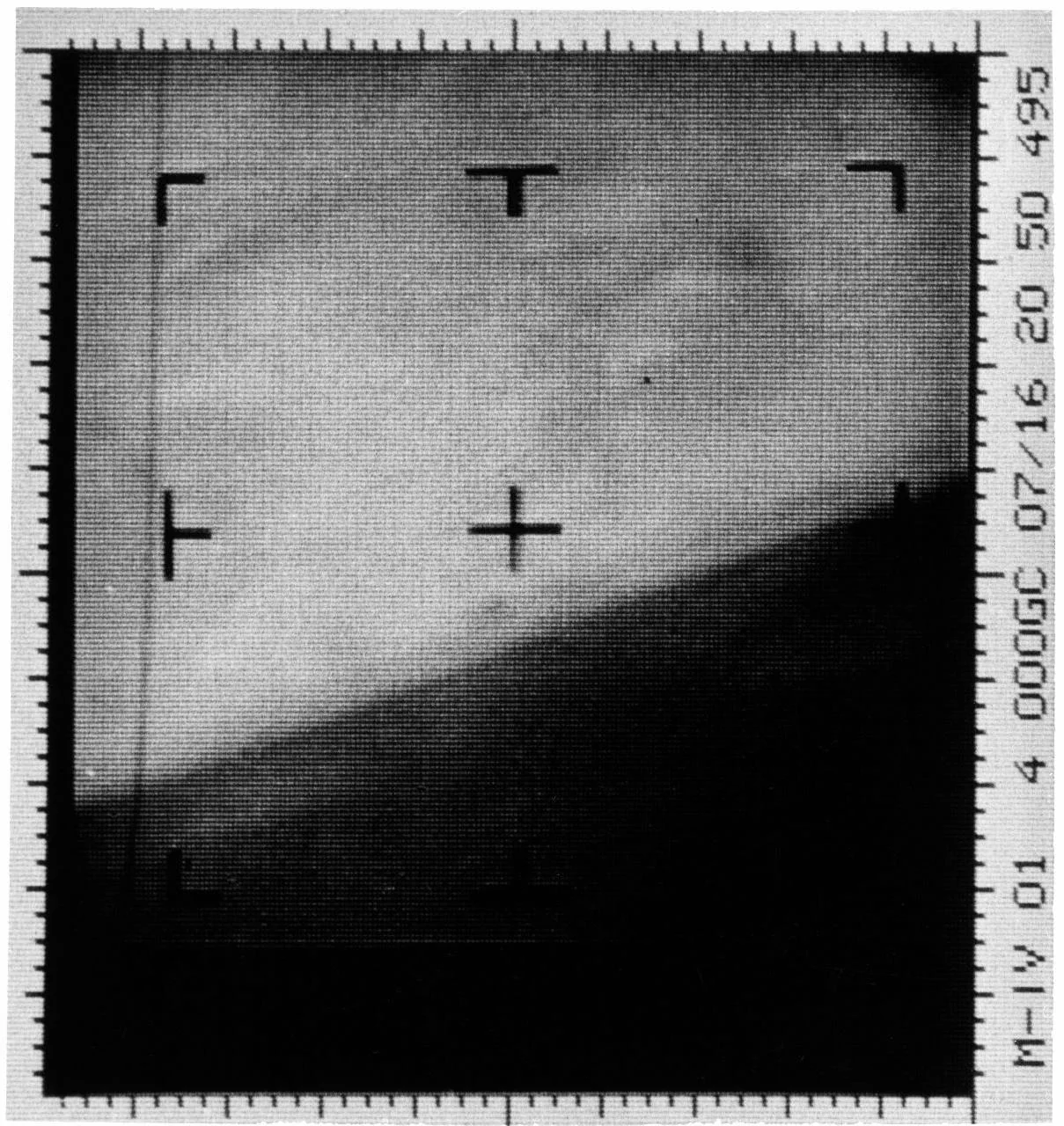 Première image télévisée rapprochée de Mars renvoyée par Mariner 4 en 1965.